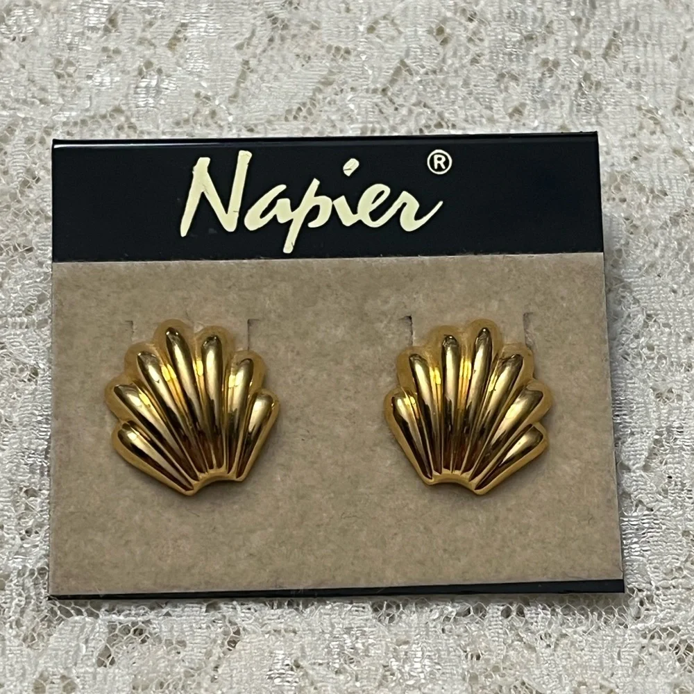 Napier/vintage gold shell pierced earrings * - Picture 1 of 2